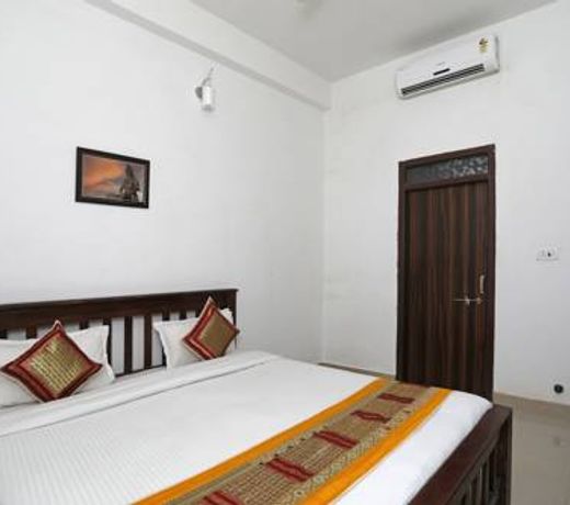 OYO 10132 Hotel Regal Inn
