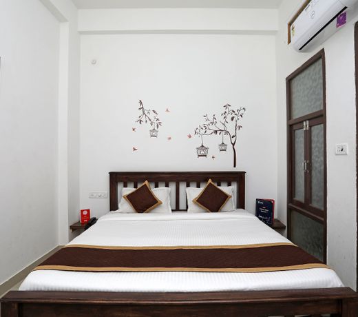 OYO 10132 Hotel Regal Inn