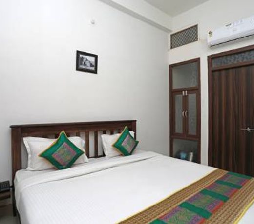 OYO 10132 Hotel Regal Inn