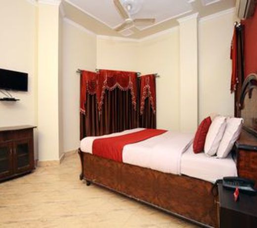 OYO 10239 Holiday INN Paradise