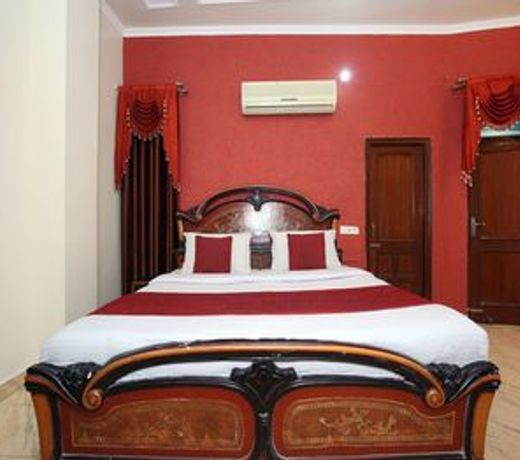 OYO 10239 Holiday INN Paradise