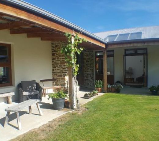 Cromwell Lakeside B n B