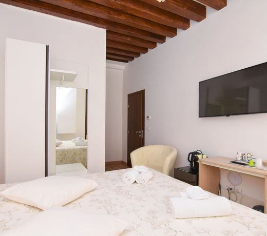 Rialto Suite 707