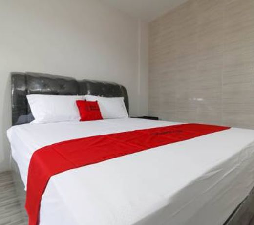 RedDoorz Plus near RS Royal Prima