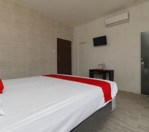 RedDoorz Plus near RS Royal Prima