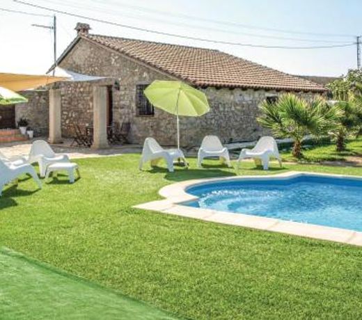 Beautiful home in Villanueva del Duque with 3 Bedrooms, WiFi and Outdoor swimming pool
