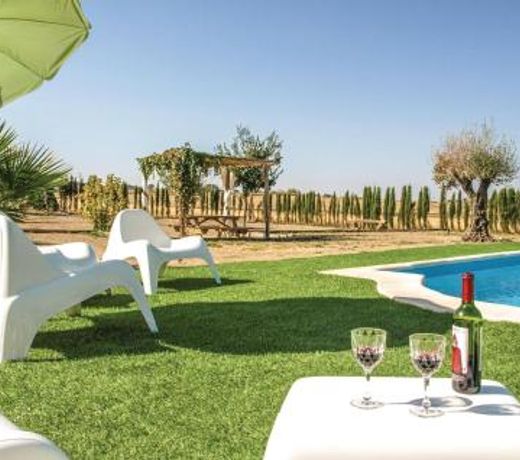 Beautiful home in Villanueva del Duque with 4 Bedrooms, WiFi and Outdoor swimming pool