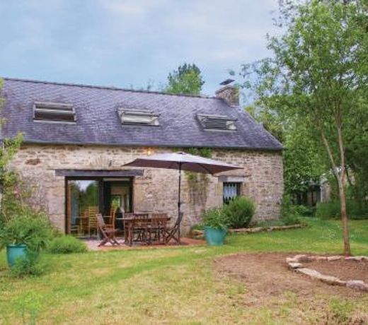 Amazing home in Le Faout with 2 Bedrooms and WiFi