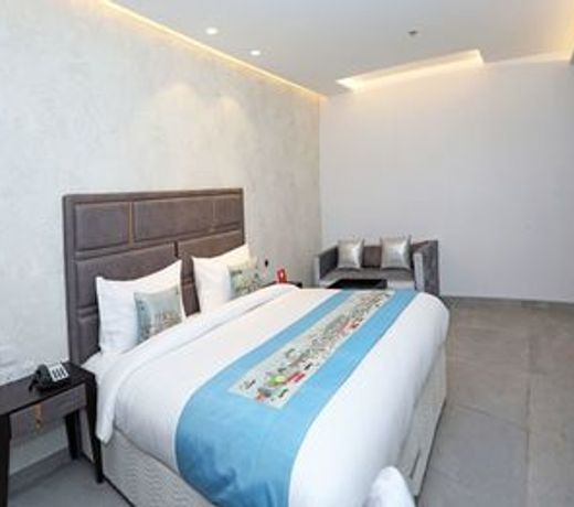 OYO 11071 Hotel Tisya