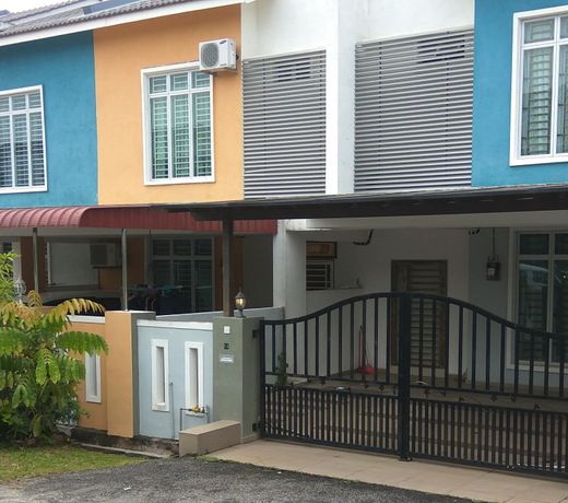 Muslim Impiana Putera Homestay