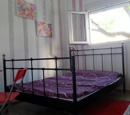 STUDIO AT THE CITY CENTER. FREE PARKING.