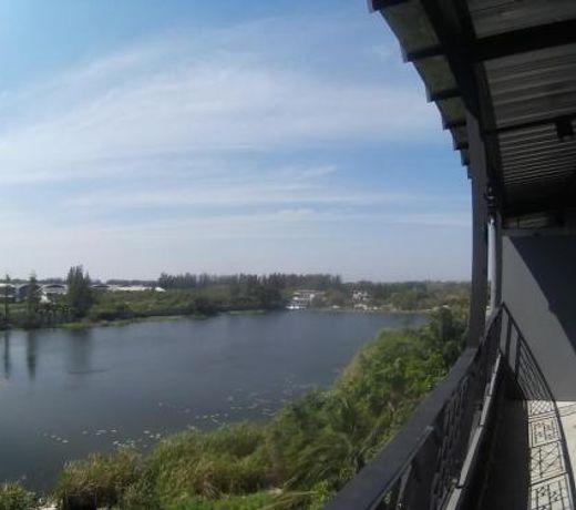 Na Siri Lakeview