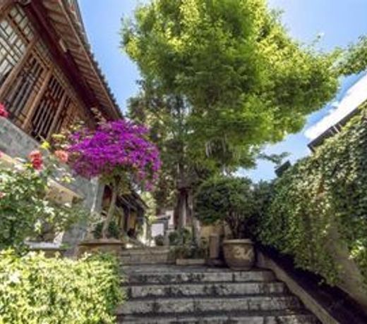 Lijiang Qianxuelou Hotel