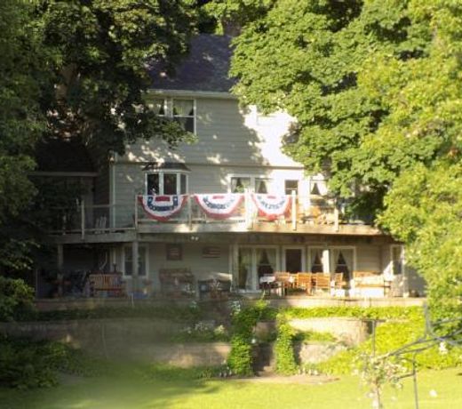 StoneWall House Lakeside Suite