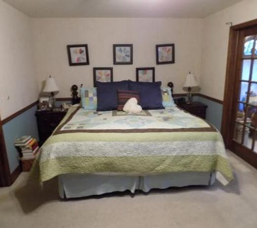 StoneWall House Lakeside Suite