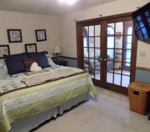 StoneWall House Lakeside Suite
