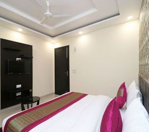 OYO 11611 Royal Palace Inn