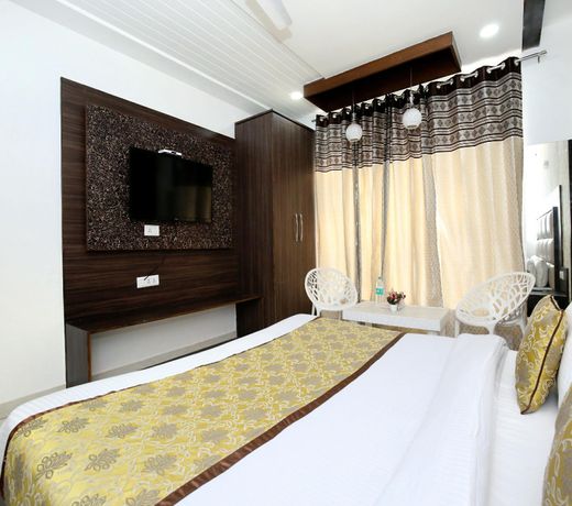 OYO 11367 Hotel Yellow