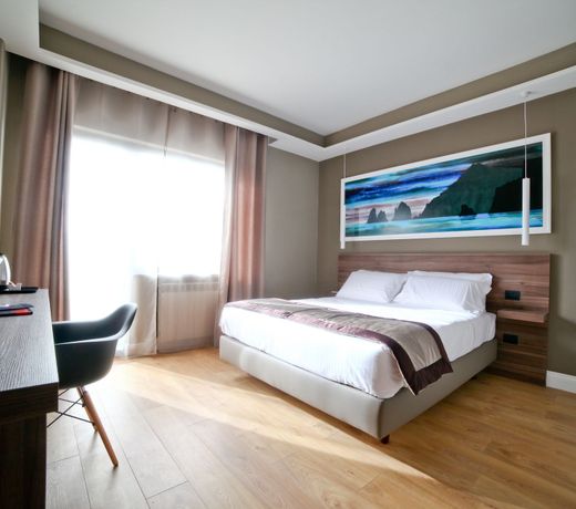 7th Floor Suite