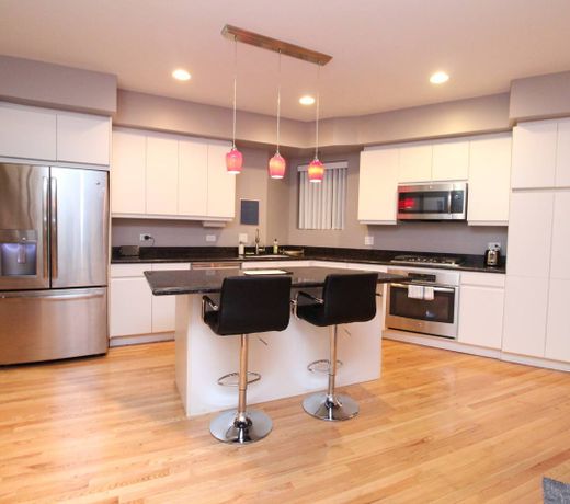 Spacious Wicker Park 2BR with Patio Deck by Zencity