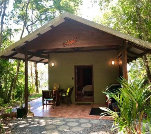Gunnadoo Holiday Hut with Ocean Views and Jacuzzi