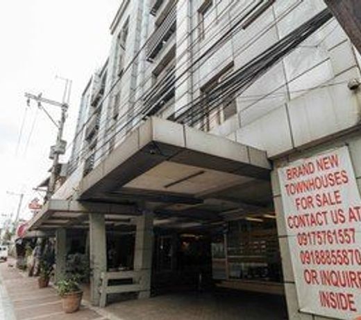 RedDoorz near Quezon City Circle