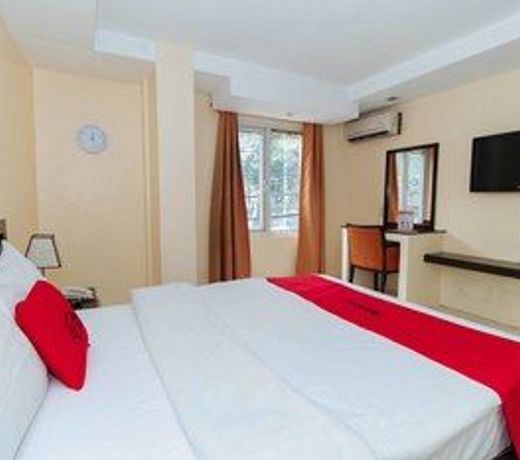 RedDoorz near Quezon City Circle