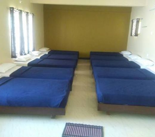 IROOMZ Hotel Mayura