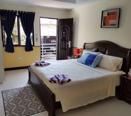 Mangos Beachfront Resort