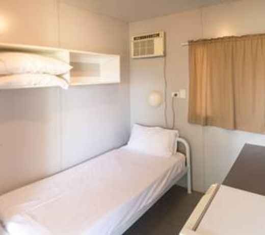 STORK RD ACCOMM - PRIVATE ROOMS WITH SHARED BATHROOMS access to POOL