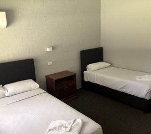 Bateau Bay Hotel
