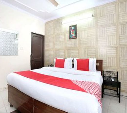 OYO 11906 Hotel Star Welcome