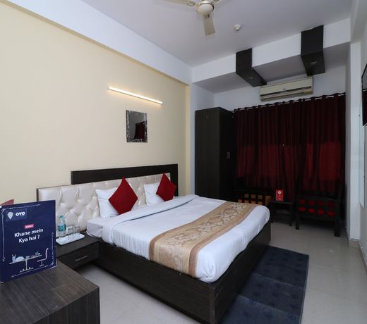 OYO 11871 Travastays