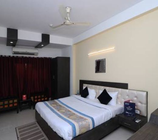 OYO 11871 Travastays