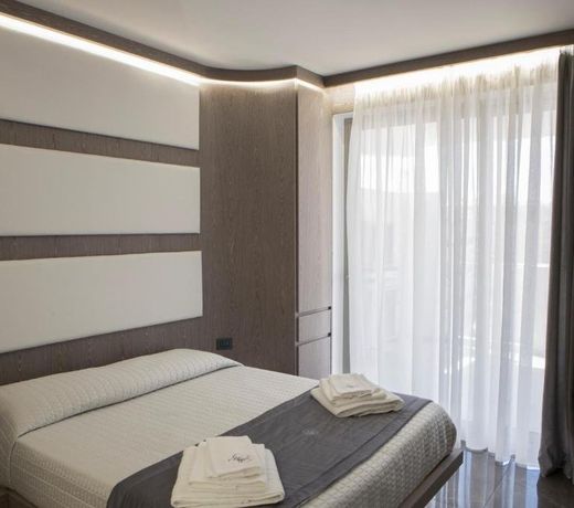 Upper - Boutique Hotel