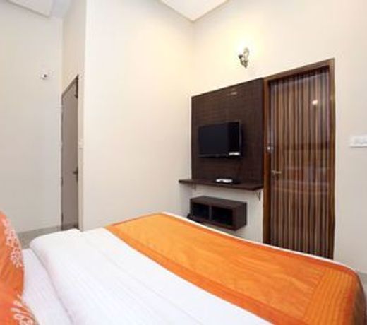 OYO 10330 Hotel Golden Brooks