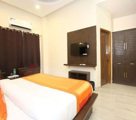 OYO 10330 Hotel Golden Brooks
