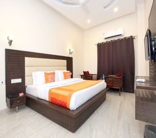 OYO 10330 Hotel Golden Brooks