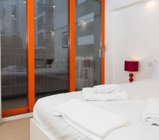 2 Bedroom Flat in Limehouse Sleeps 4 Guests