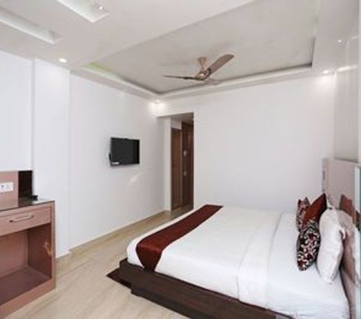 OYO 10076 Hotel Skylark