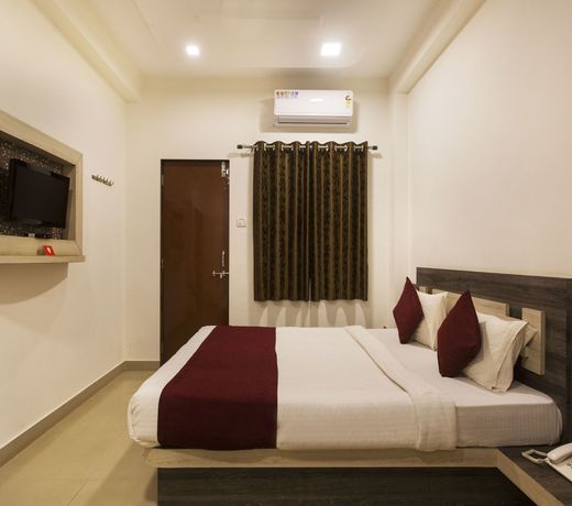 OYO 9906 Hotel Hill Top House