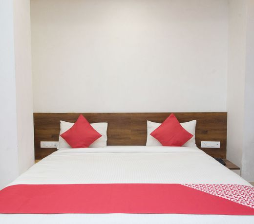 OYO 10893 Hotel Divine Inn