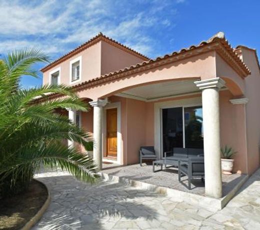 Luxurious Holiday Home with Private Pool in Port Camargue