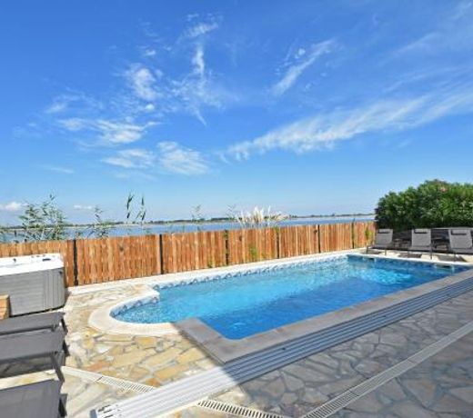Luxurious Holiday Home with Private Pool in Port Camargue
