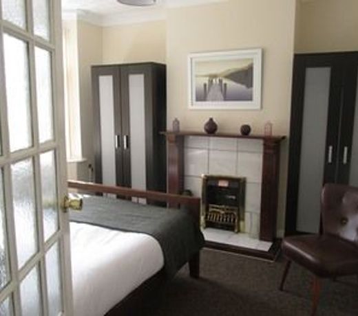 Milton House - Huku Kwetu -Spacious 4 Bedroom House- Luton Airport -Group Accommodation-up to 7 people