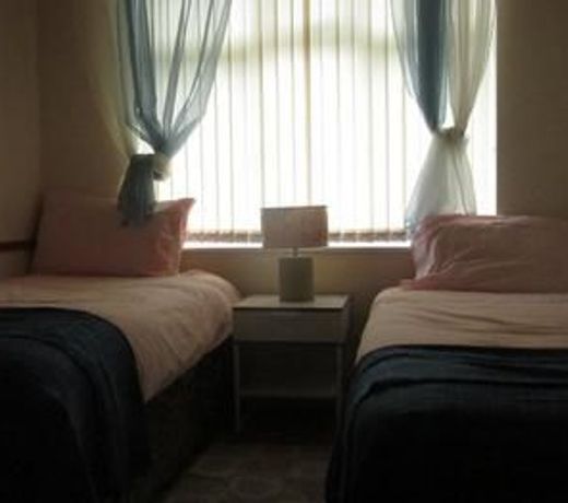 Milton House - Huku Kwetu -Spacious 4 Bedroom House- Luton Airport -Group Accommodation-up to 7 people