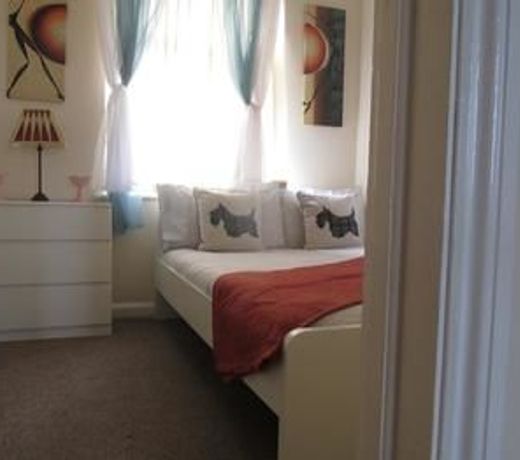 Milton House - Huku Kwetu -Spacious 4 Bedroom House- Luton Airport -Group Accommodation-up to 7 people
