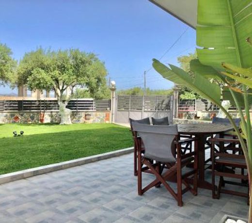 Evangelie Residence a brand new design apartment 5 minutes from the sea with a large garden