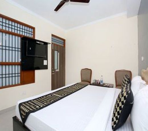 OYO 12745 Hotel Red House