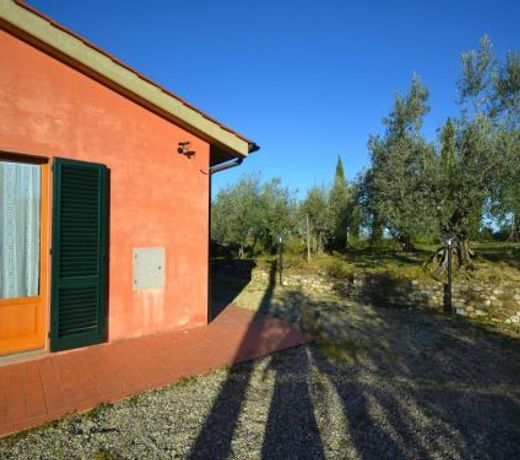 Semi detached house in traditional agriturismo with clear view of the Chianti